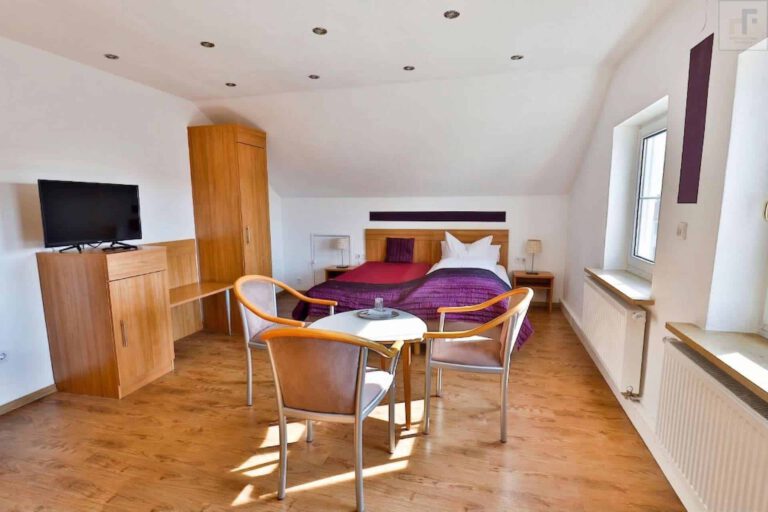 Hotel Hecht Ingolstadt – Gästezimmer mit Sitzbereich