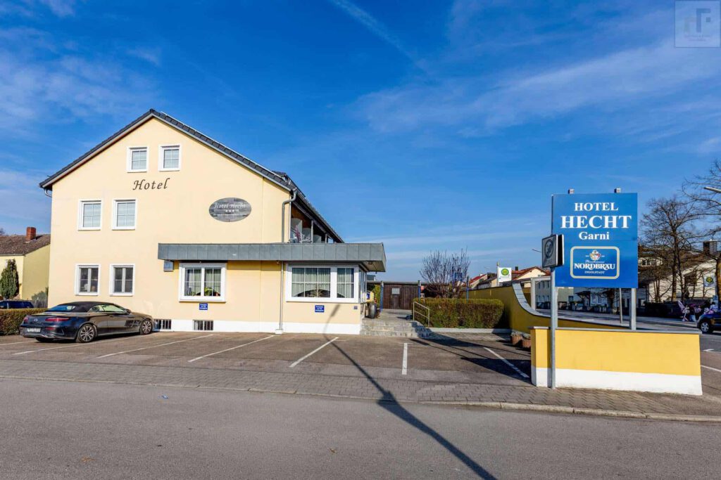 Hotel Hecht Ingolstadt – Außenansicht mit Parkplätzen