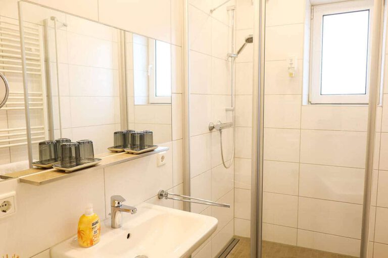 Gästehaus Zur Linde Ingolstadt – Apartment-Bad